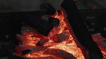 barbecue kolen vuur vlammen en as video