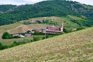 panorama de las colinas de oltrepo pavese, zona rural en el norte de italia, región de lombardía, en la frontera con emila. esta zona es famosa por sus valiosos vinos tintos y la producción de embutidos. foto