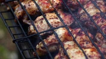 carne di pollo su un barbecue a carbone