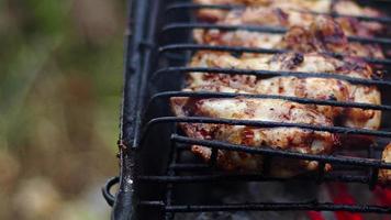carne di pollo su un barbecue a carbone