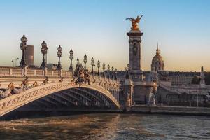Puente de Alejandro III en París al atardecer