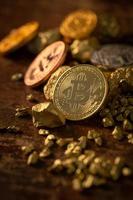 bitcoin de oro criptomoneda bitcoin física y granos de pepita de oro foto