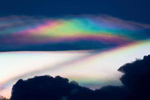 El fenómeno de difracción de la iridiscencia de la nube produce un color muy vivo y hace que la nube brille como una corona foto