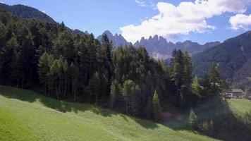 viaggio aereo drone vista dell'alto adige, italia e le montagne delle dolomiti. video