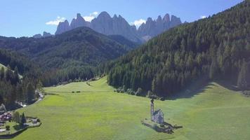 viaggio aereo drone vista dell'alto adige, italia e le montagne delle dolomiti. video