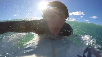 pov de um surfista surfando ondas em sua prancha de surf. video