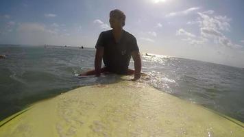 pov eines surfers paddeln und surfen wellen auf seinem surfbrett. video