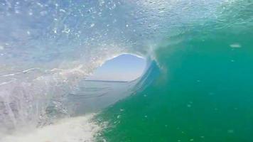 pov di un surfista che fa surf sulle onde sulla sua tavola da surf.