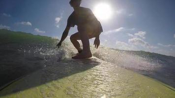 pov eines surfers surfen wellen auf seinem surfbrett. video