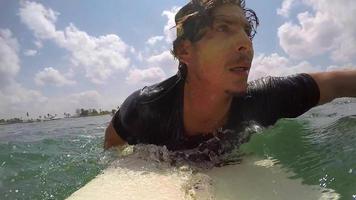 pov eines surfers surfen wellen auf seinem surfbrett. video