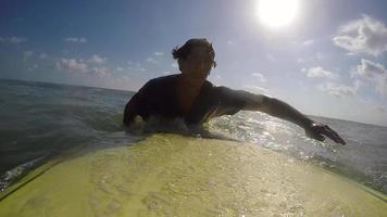 pov van een surfer die golven surft op zijn longboard-surfplank. video