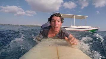 pov de un surfista zambulléndose en un taxi acuático acuático en su tabla de surf. video