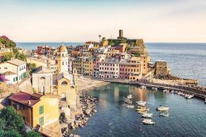 Ernazza village en el parque nacional de Cinque Terre al atardecer, Italia