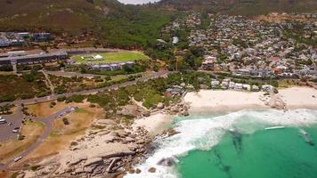 vista aérea de drone de viaje de la playa de camps bay, ciudad del cabo, sudáfrica. video