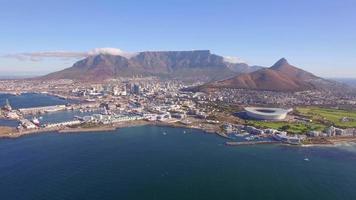 luchtfoto reizen drone uitzicht op kaapstad, zuid-afrika met tafelberg en stadion. video