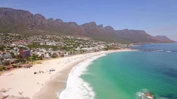 Luchtfoto reizen drone uitzicht op Camps Bay Beach, Kaapstad, Zuid-Afrika. video