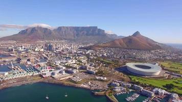 luftreisedrohnenansicht von kapstadt, südafrika mit tafelberg und stadion. video