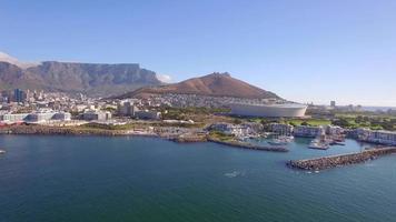 luchtfoto reizen drone uitzicht op kaapstad, zuid-afrika met tafelberg en stadion. video
