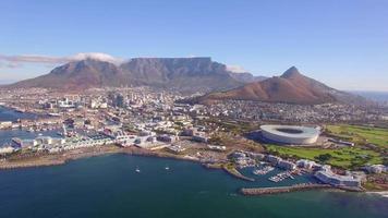luftreisedrohnenansicht von kapstadt, südafrika mit tafelberg und stadion. video