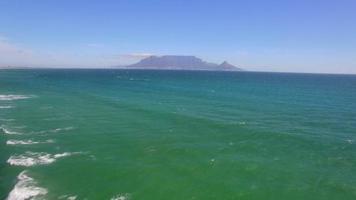 Luchtfoto drone uitzicht op de Tafelberg en Tafelbaai van Bloubergstrand, Kaapstad, Zuid-Afrika. video