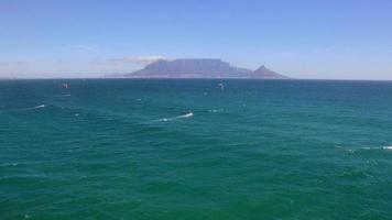luchtfoto drone uitzicht op tafelberg en tafelbaai en kiteboarders uit bloubergstrand, kaapstad, zuid-afrika.