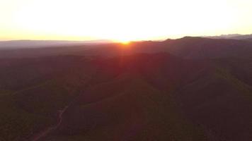 viagem aérea drone vista do pôr do sol em oudtshoorn, cabo ocidental, áfrica do sul.
