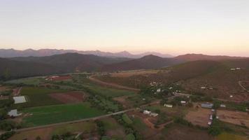 drone de voyage aérien vue sur les fermes et l'agriculture.