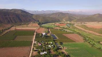 drone de voyage aérien vue sur les fermes et l'agriculture.