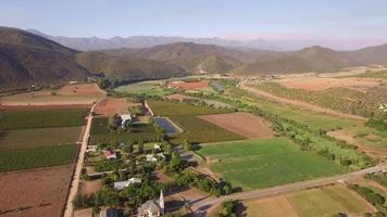 Vista aérea de drone de viaje de oudtshoorn, cabo occidental, sudáfrica. video
