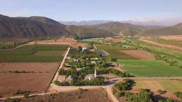 Luftreise-Drohne-Ansicht von Oudtshoorn, Western Cape, Südafrika. video