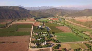 viaggio aereo drone vista di oudtshoorn, capo occidentale, sud africa.
