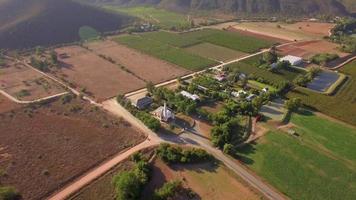 luchtfoto reizen drone uitzicht op oudtshoorn, westelijke kaap, zuid-afrika.