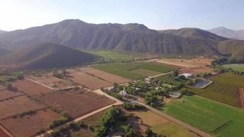 vista drone di viaggio aereo di fattorie e agricoltura.