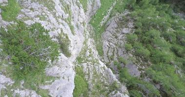 vista aérea do drone de caminhadas nas montanhas.