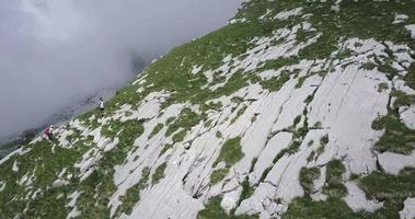 vista aérea do drone de caminhantes, caminhadas nas montanhas. video