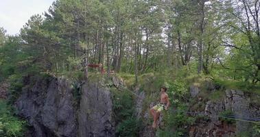 un hombre balanceándose mientras holgazaneaba en una cuerda floja en las montañas. video