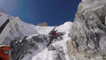 uomini che si arrampicano in montagna. video