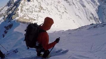 un uomo che scia in montagna. video