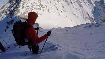 un uomo che scia in montagna. video