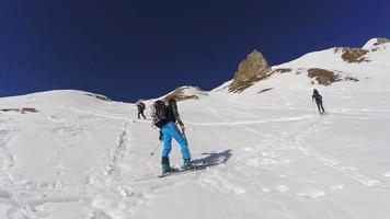 uomini lo sci di fondo e l'arrampicata in montagna. video