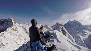 uomini che si arrampicano in montagna. video