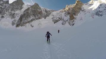 mannen langlaufen en klimmen in de bergen. video