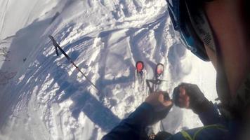 pov van een man die in de bergen skiet. video