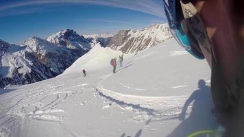 pov van een man die in de bergen skiet. video