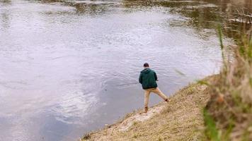 volwassen man vangt vis op de rivier video