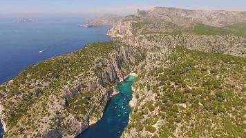 viagem aérea drone vista de água verde clara e falésias de cassis, mar Mediterrâneo, sul da frança.