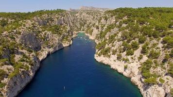 viagem aérea drone vista de água verde clara e falésias de cassis, mar Mediterrâneo, sul da frança.