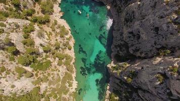 Luftreise-Drohne-Blick auf klares grünes Wasser und Klippen von Cassis, Mittelmeer, Südfrankreich. video