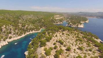 luchtfoto reizen drone uitzicht op helder groen water en kliffen van cassis, middellandse zee, zuid-frankrijk.