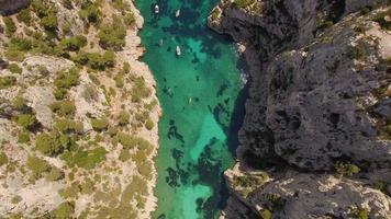 luchtfoto reizen drone uitzicht op helder groen water en kliffen van cassis, middellandse zee, zuid-frankrijk.